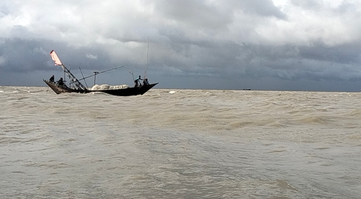 বিষখালি নদীতে ঝড়ের কবলে নৌকা উল্টে জেলে নিখোঁজ